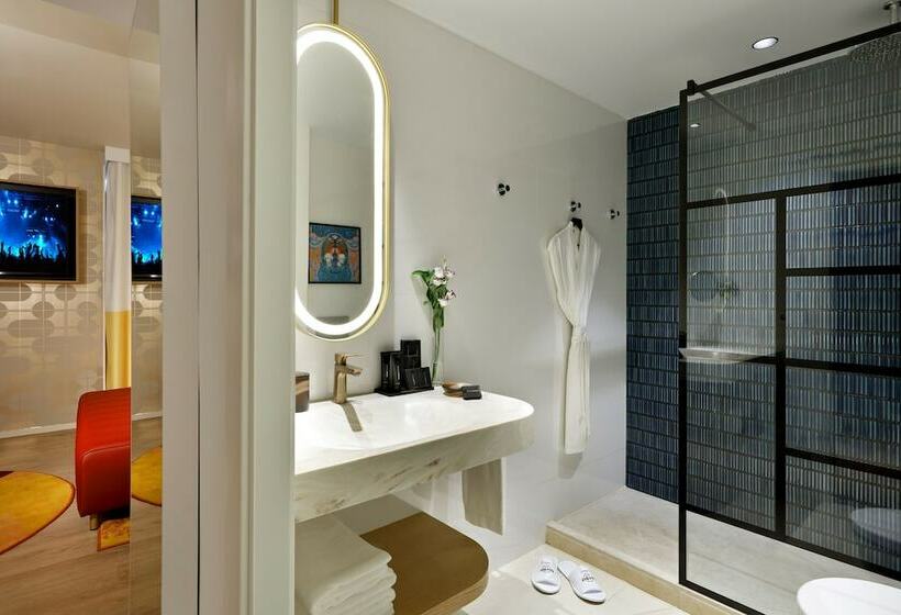 스탠다드 스튜디오, Hard Rock Hotel Marbella