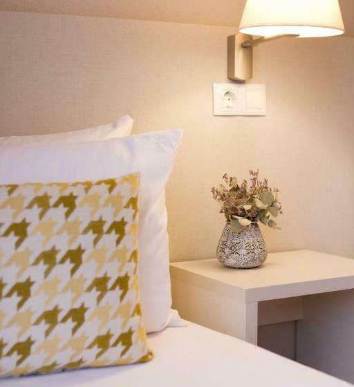 Standard Single Room, ALEGRIA Plaza Paris SUP