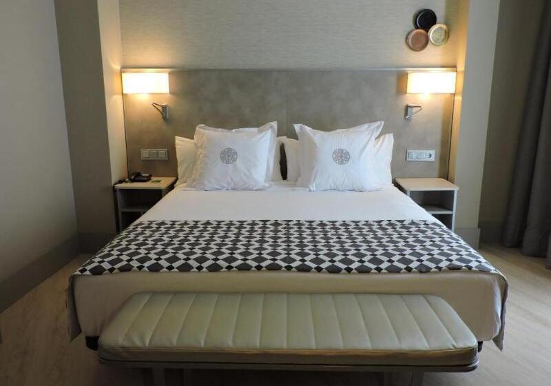 اتاق پریمیوم سه تخته, America Sevilla