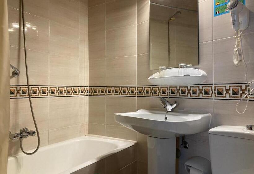 اتاق استاندارد سه نفره, Condal