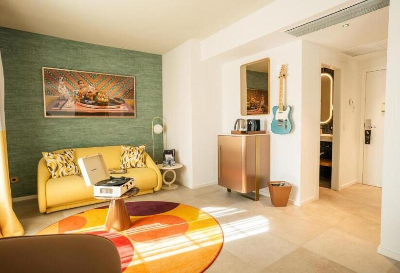 스탠다드 스튜디오, Hard Rock Hotel Marbella