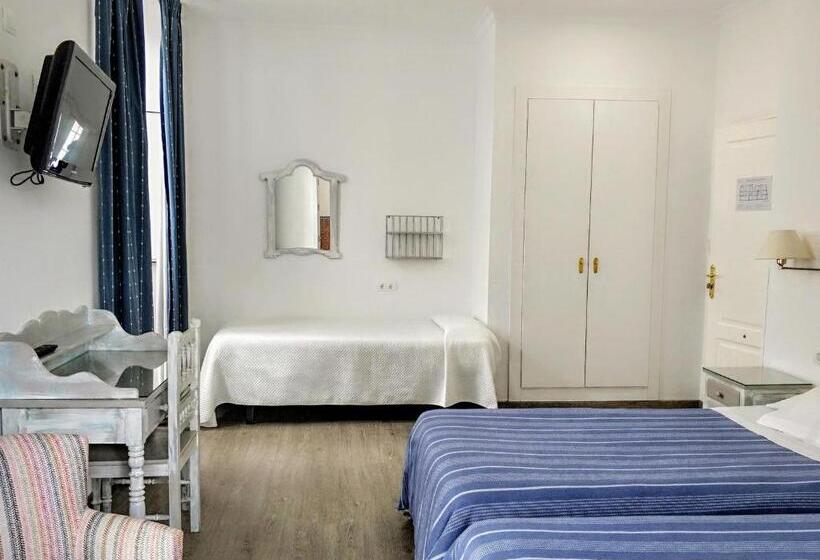 Quarto Triplo Estandar com Sacada, Ronda Hotel Polo