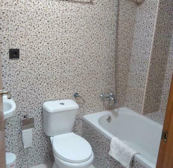 Quarto Estandar Individual, Hostal Bisbal Only Adults