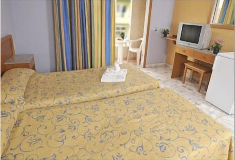 Chambre Triple Standard, Hostal Carel