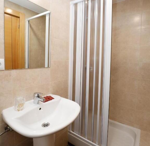 اتاق استاندارد یک نفره, Hostal Conde David