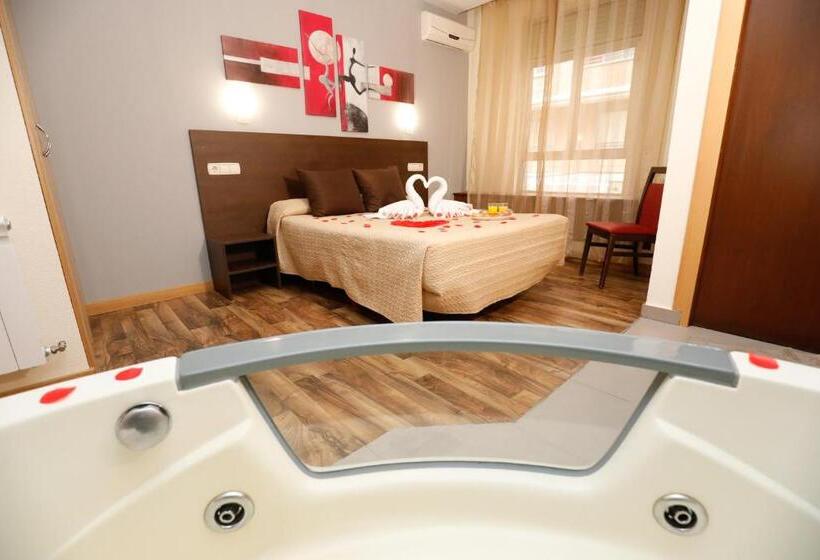 سوئیت با وان آب گرم, Hostal Conde David