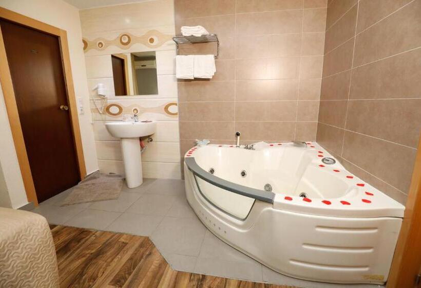 سوئیت با وان آب گرم, Hostal Conde David