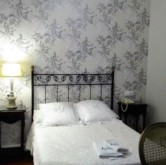 Standard Room, Le Petit Paris