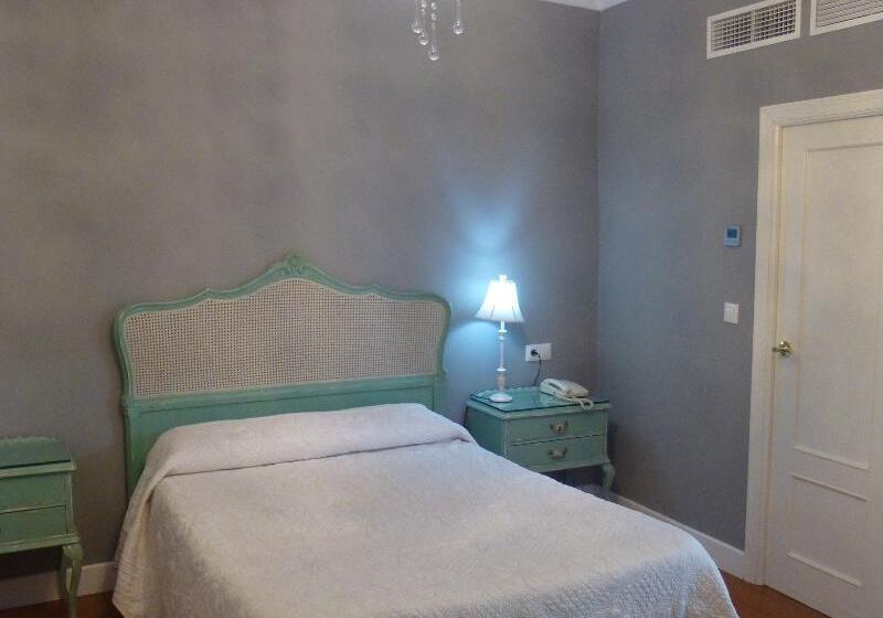 اتاق استاندارد سه نفره, Le Petit Paris