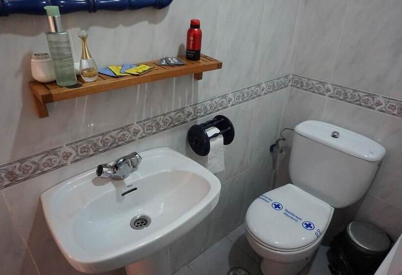 Standard Triple Room, Hostal Alamare