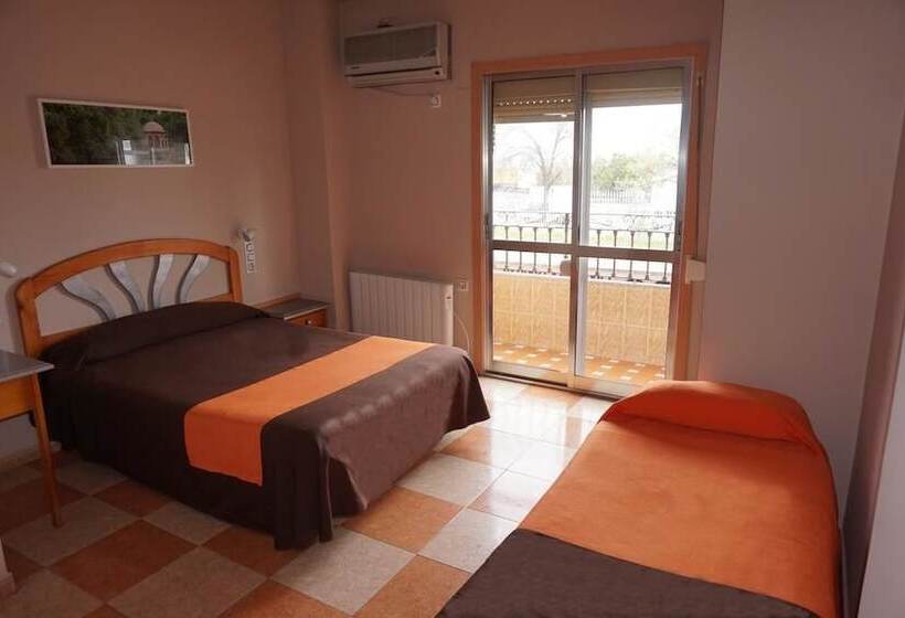 Standard Triple Room, Hostal Alamare