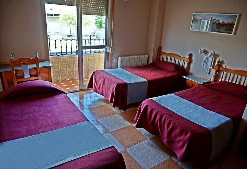 Standard Triple Room, Hostal Alamare