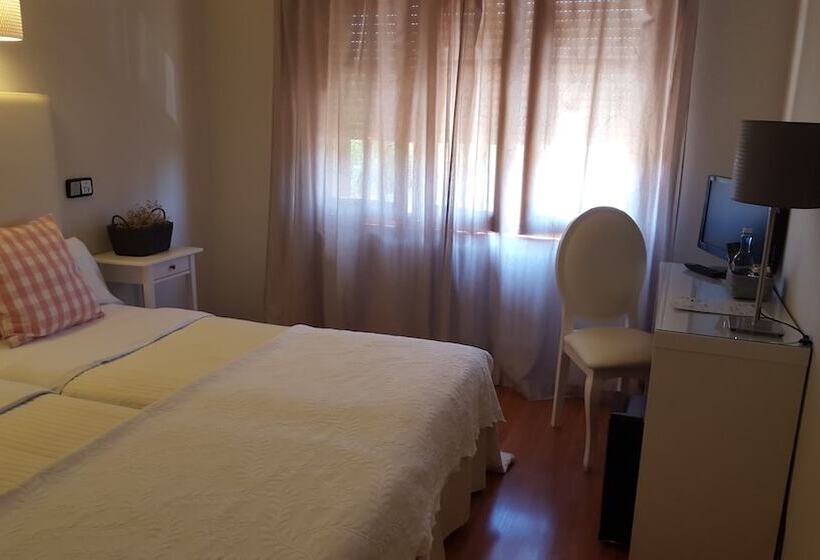 اتاق استاندارد چهار تخته, Hostal Carlos V