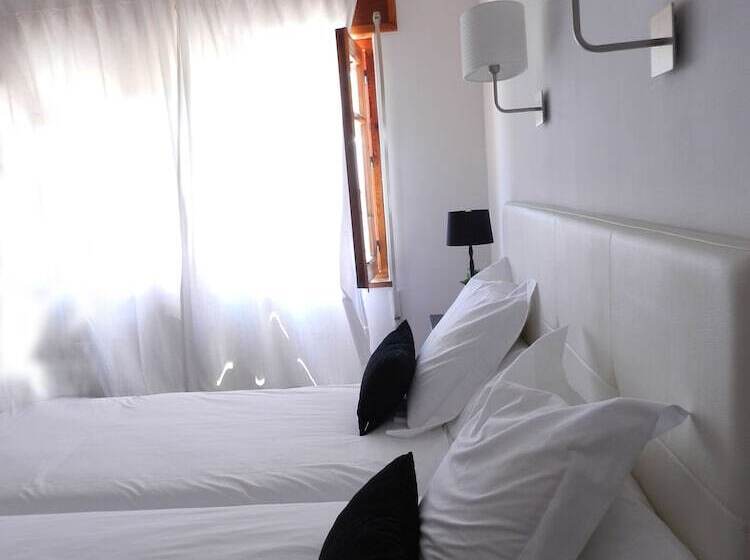 اتاق استاندارد چهار تخته, Hostal Carlos V