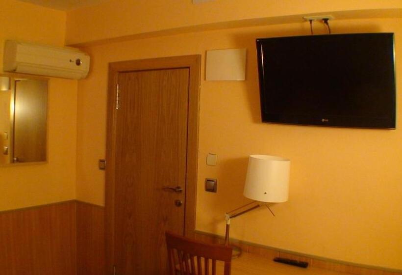 اتاق استاندارد سه نفره, Hostal El Carmen