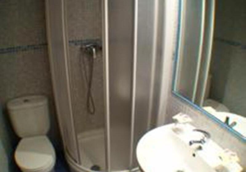 اتاق استاندارد سه نفره, Hostal El Carmen