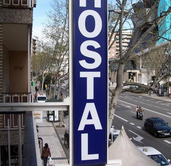 اتاق استاندارد سه نفره, Hostal El Carmen