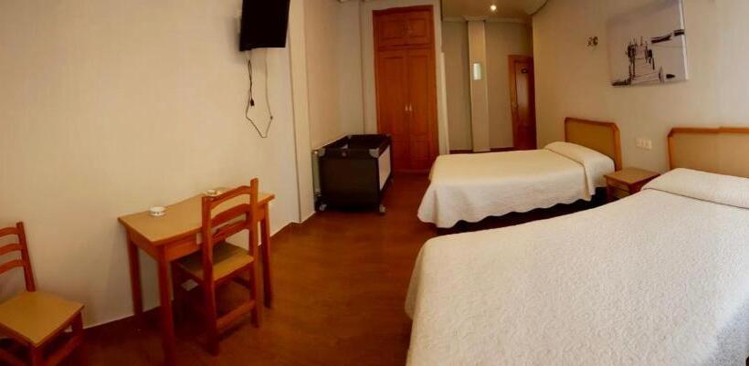 Economy Quadruple Room, Hostal Puerta La Villa