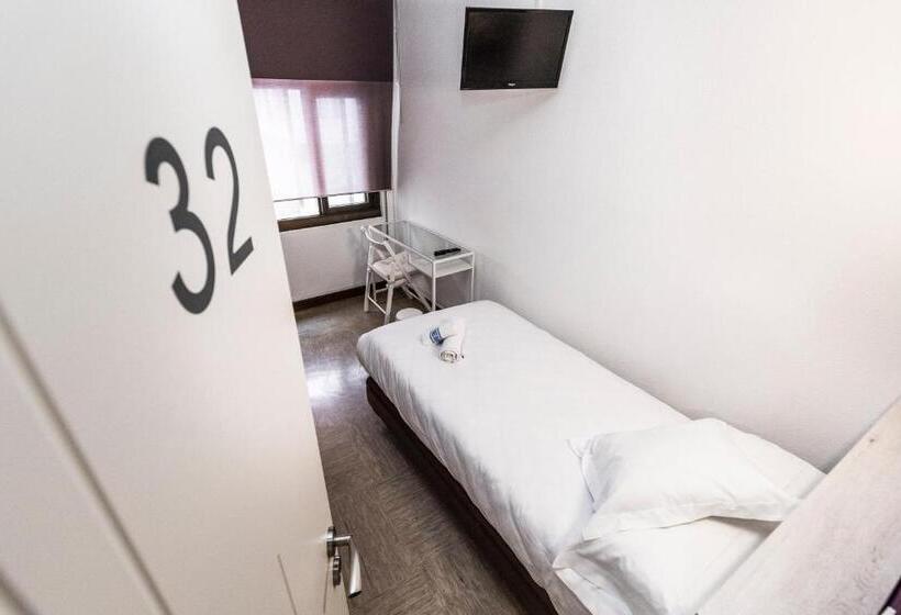 Standard Single Room Shared Bathroom, Hostal Viena