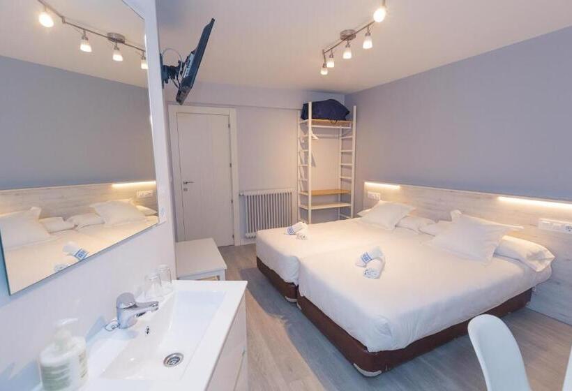 Standard Room Shared Bathroom, Hostal Viena