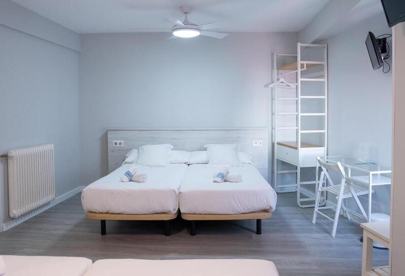 اتاق استاندارد چهار تخته, Hostal Viena