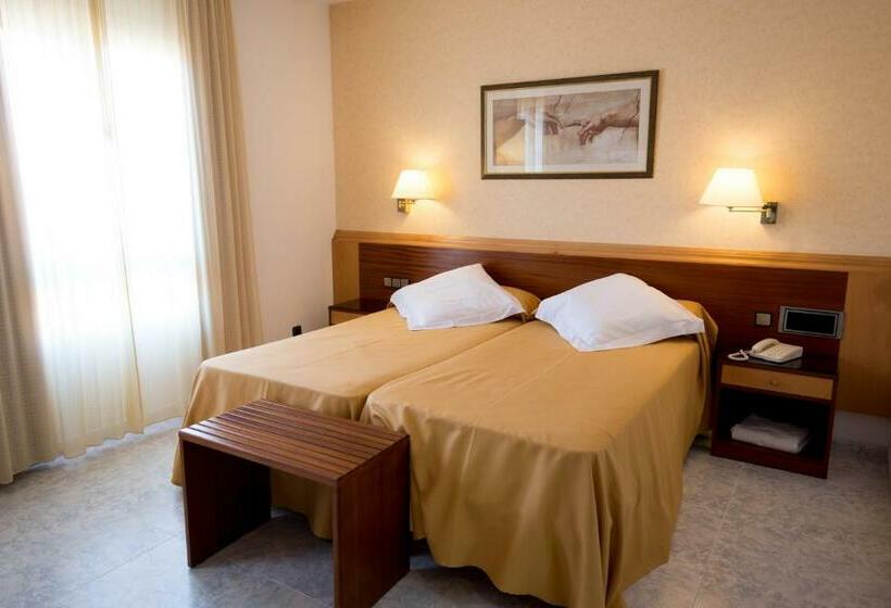 Standard Triple Room, Plaça