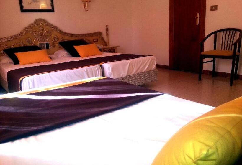 اتاق استاندارد سه نفره, Hostal Del Sol