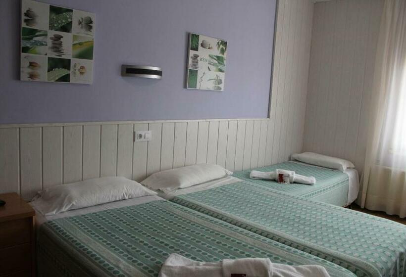 Habitació Triple Estàndard, Hostal Fabrellas