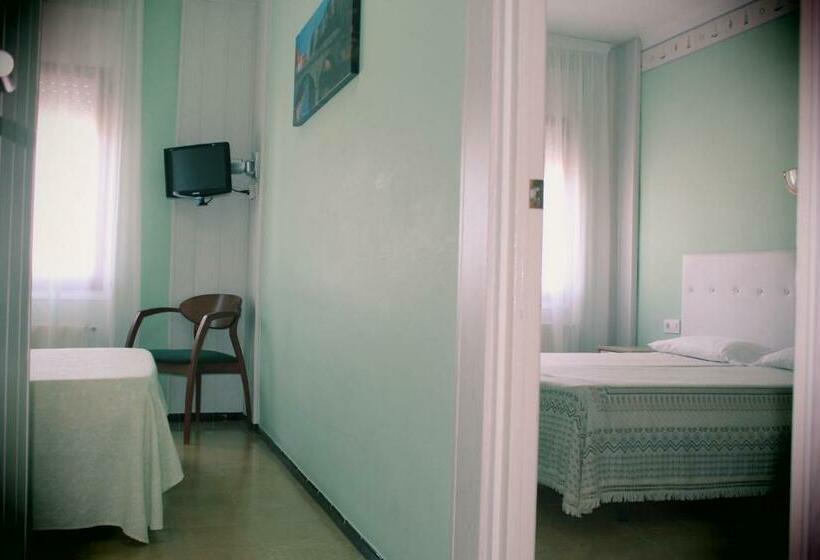 اتاق استاندارد چهار تخته, Hostal Fabrellas