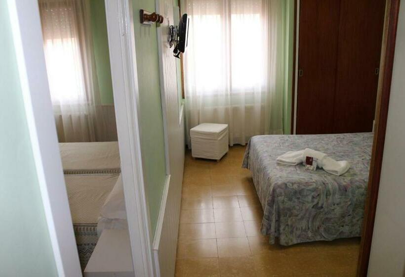 Habitació Quàdruple Estàndard, Hostal Fabrellas