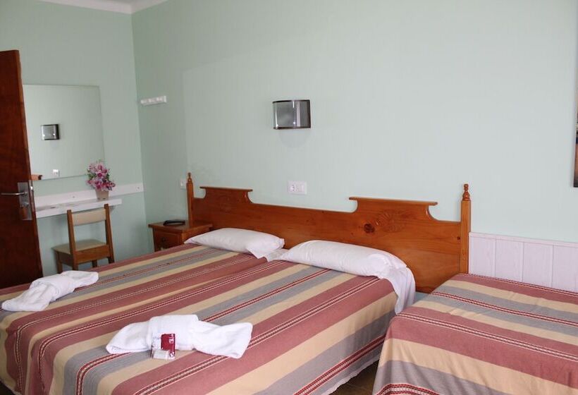 Quarto Triplo Estandar, Hostal Fabrellas