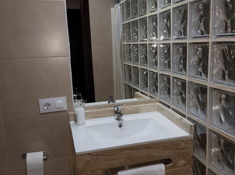 اتاق استاندارد سه نفره, Hostal Malaga