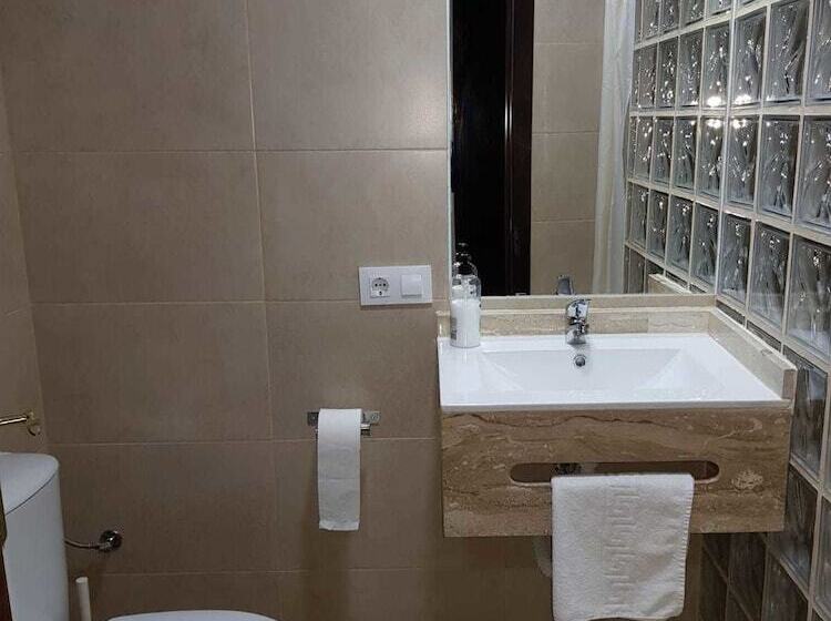 اتاق استاندارد سه نفره, Hostal Malaga
