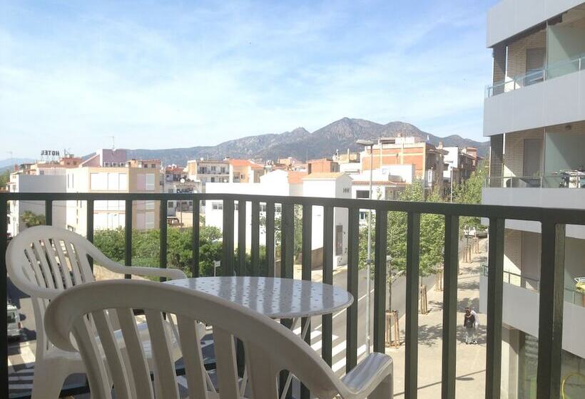 اتاق خانوادگی, Hostal Rom Familiar