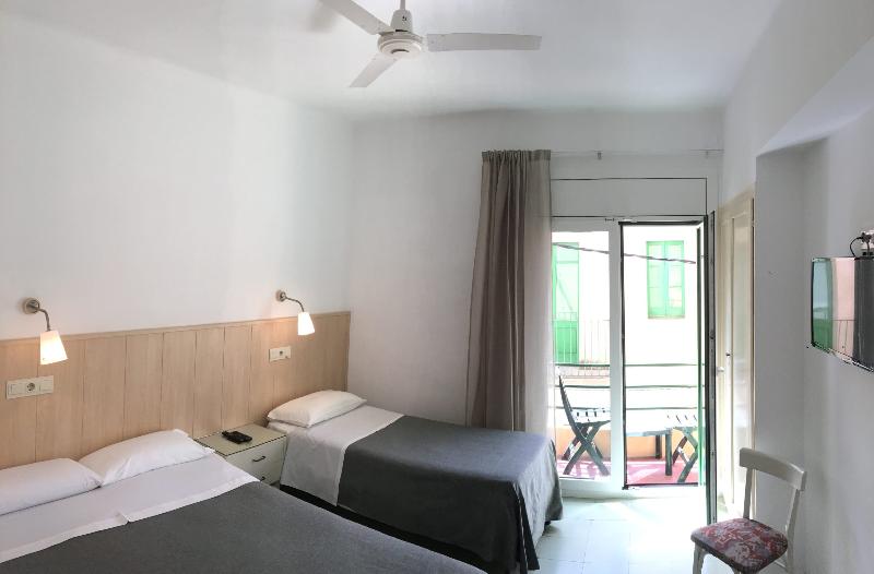 اتاق استاندارد سه تخته با بالکن, Hostal Rom Familiar