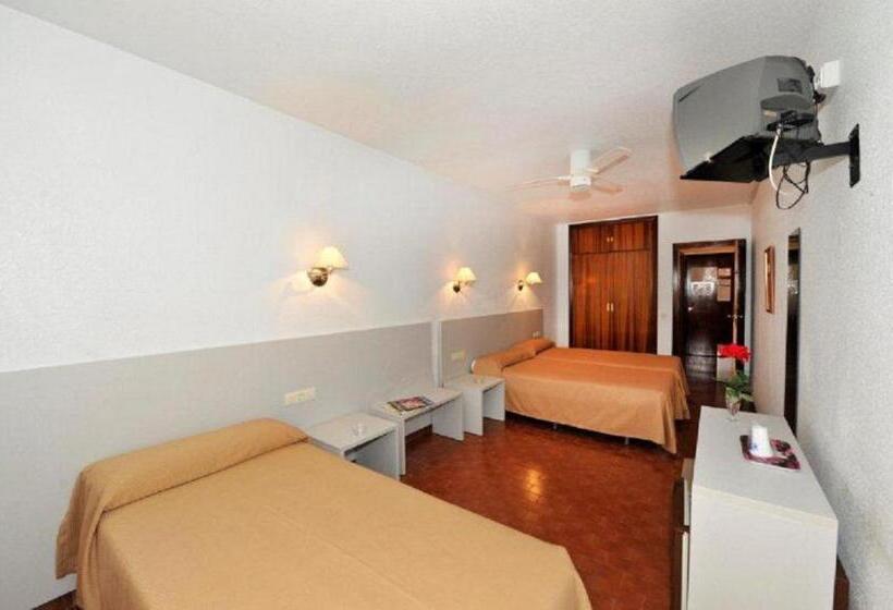 スタンダードトリプルルーム, Hostal Velilla