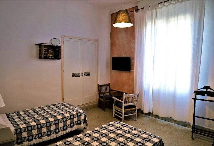 اتاق استاندارد سه نفره, Hostal Montsoliu