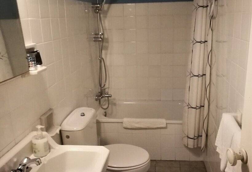 اتاق استاندارد چهار تخته, Hostal Montsoliu