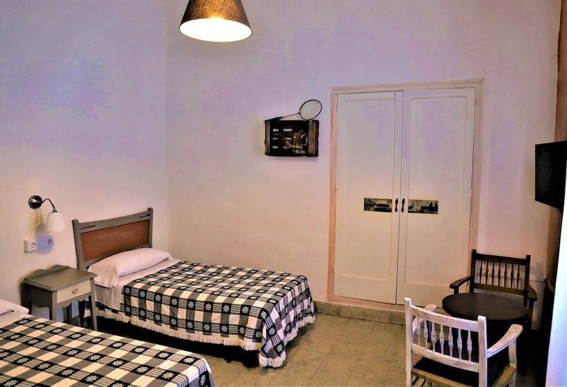 اتاق استاندارد چهار تخته, Hostal Montsoliu