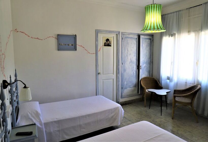 اتاق استاندارد چهار تخته, Hostal Montsoliu