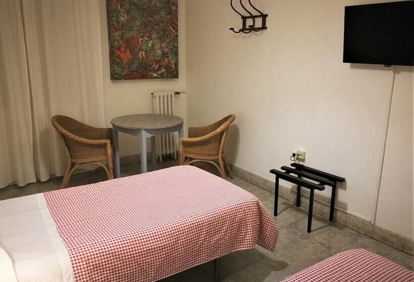 اتاق استاندارد چهار تخته, Hostal Montsoliu