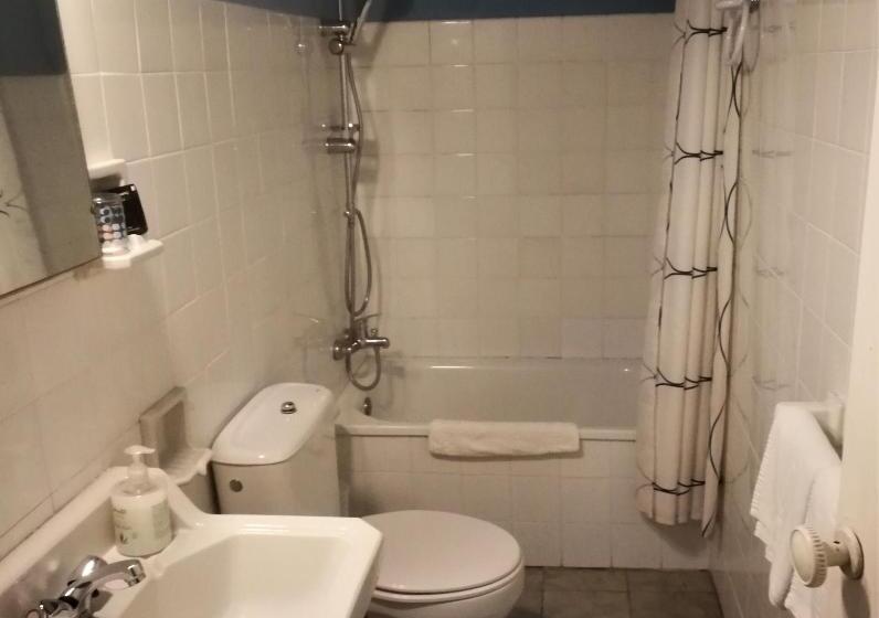 اتاق استاندارد سه نفره, Hostal Montsoliu
