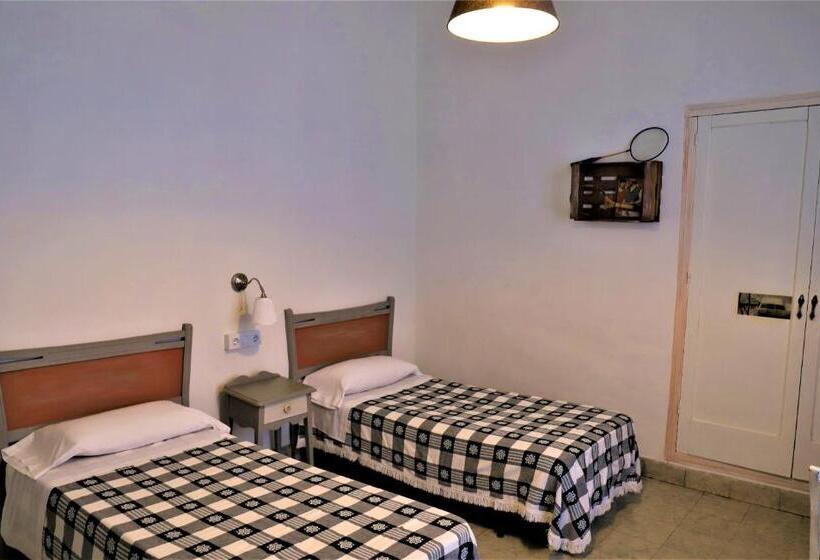 اتاق استاندارد سه نفره, Hostal Montsoliu