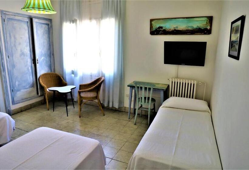 اتاق استاندارد سه نفره, Hostal Montsoliu