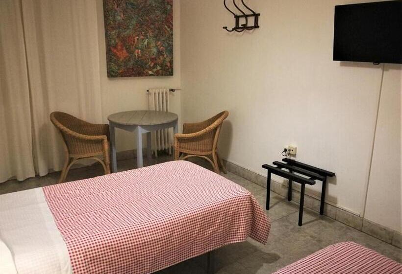 اتاق استاندارد چهار تخته, Hostal Montsoliu