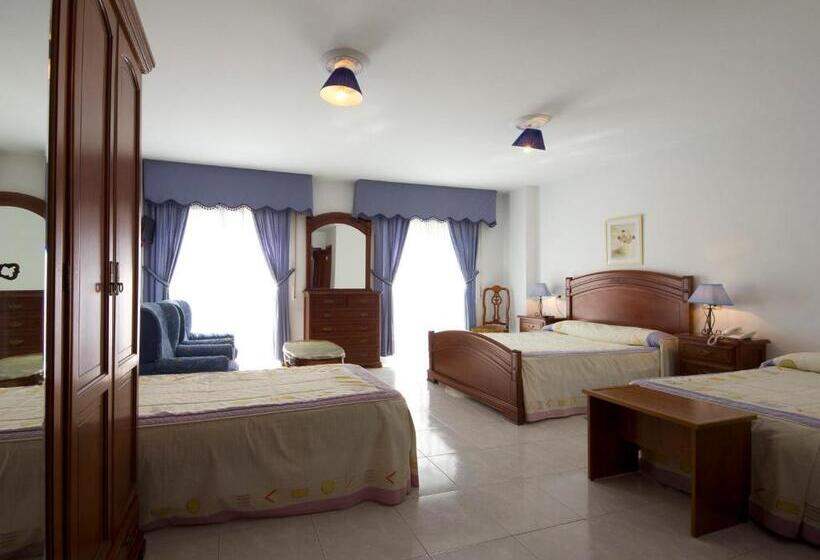 اتاق استاندارد سه نفره, Restaurante Xaneiro