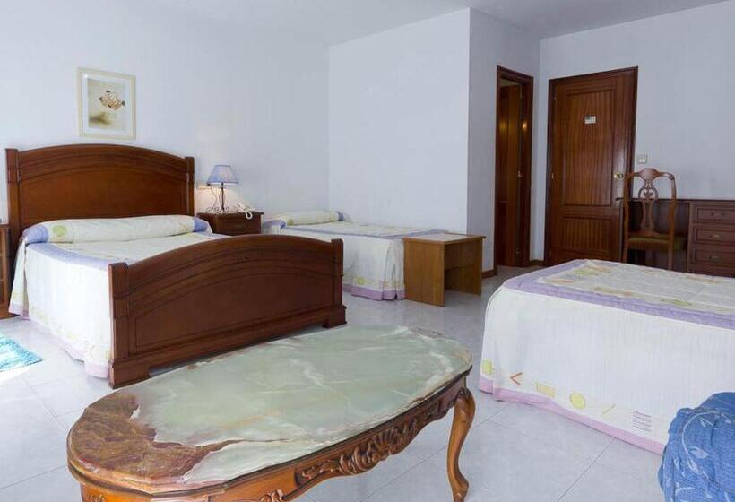 اتاق استاندارد سه نفره, Restaurante Xaneiro