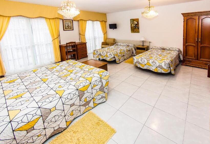 اتاق استاندارد سه نفره, Restaurante Xaneiro