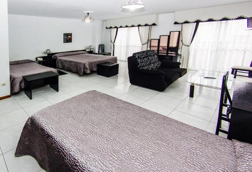 اتاق استاندارد سه نفره, Restaurante Xaneiro