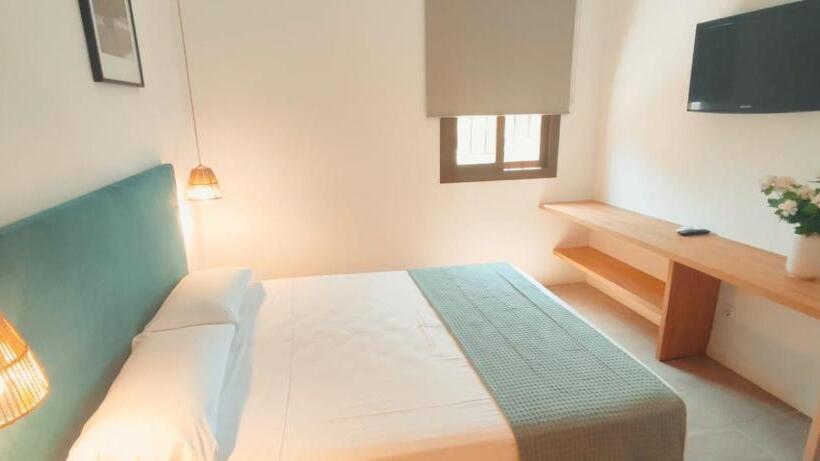 Basic Triple Occupancy Room, Castell De Lo